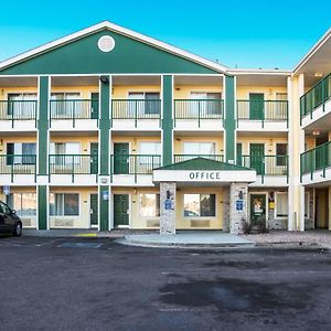 Hometowne Studios By Red Roof Colorado Springs - Airport